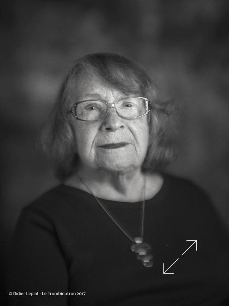 Sabine Weiss photographiée au Trombinotron de Didier Leplat en 2017